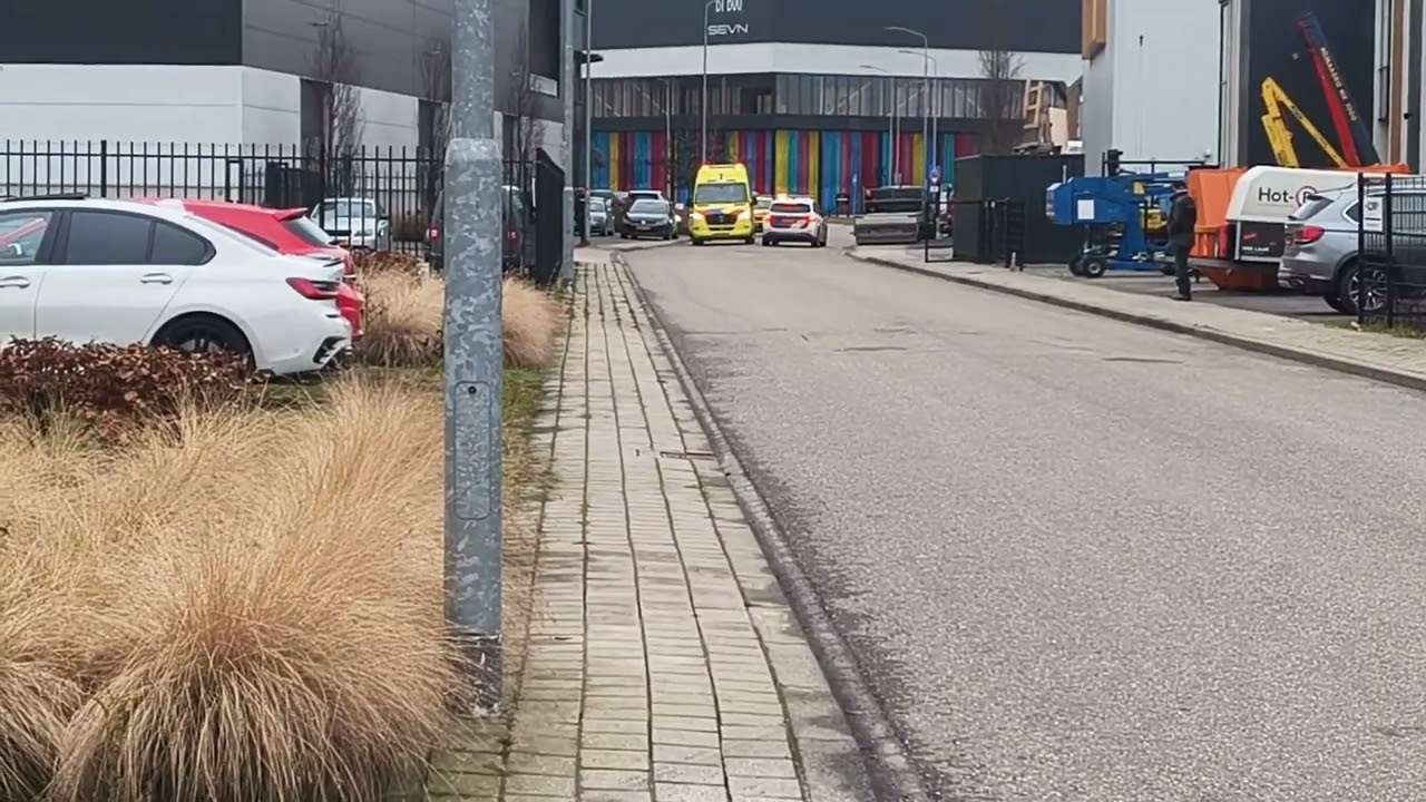 Traumahelikopter lifeliner 1 op industrieterrein de Harselaar in Barneveld 