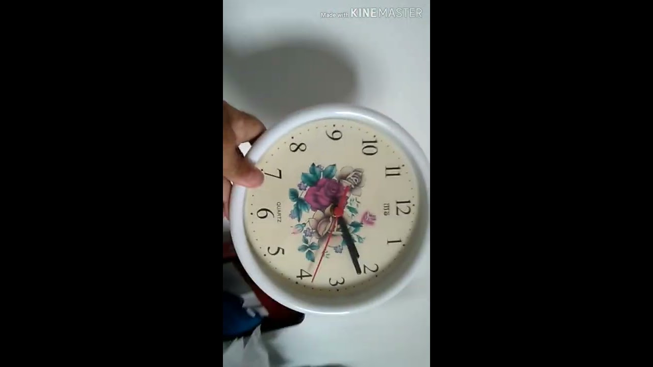 Trocando máquina de relógio de parede.