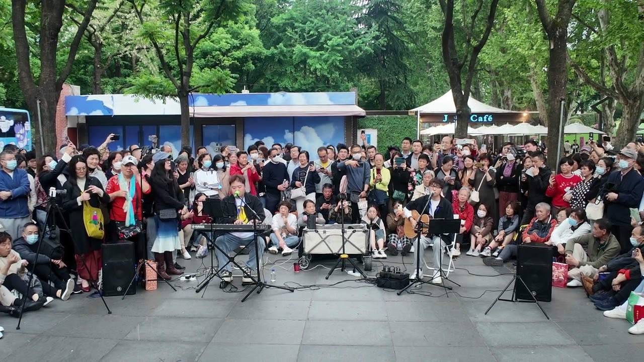 上海街頭藝人深情演繹羅大佑的《野百合也有春天》City Walk: Shanghai Street Artists Singing 