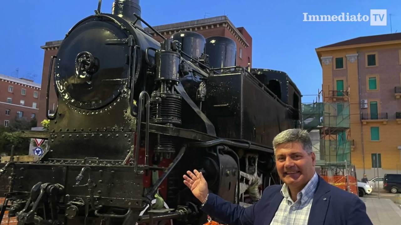 LOCOMOTIVA A VAPORE DAVANTI ALLA STAZIONE DI FOGGIA, RAGGIANTE IL CONSIGLIERE COMUNALE CATANEO