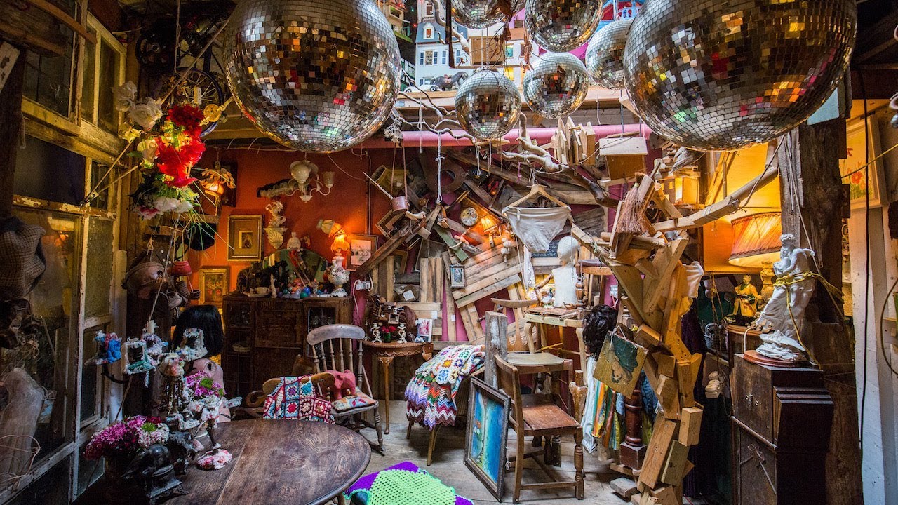 Artist Transforms Garage Into London&rsquo;s Weirdest Home