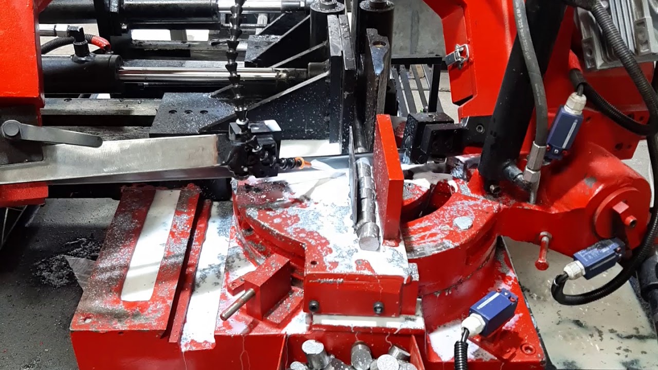 Automatic degree cutting bandsaw