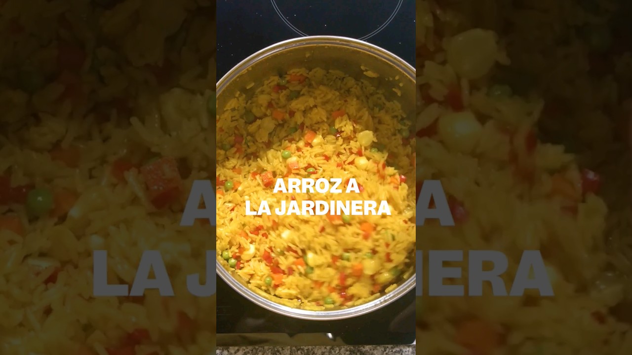 Preparamos un delicioso arroz a la jardinera, caracter&iacute;stico por su color y sabor 🍚👨&zwj;🍳👩&zwj;🍳