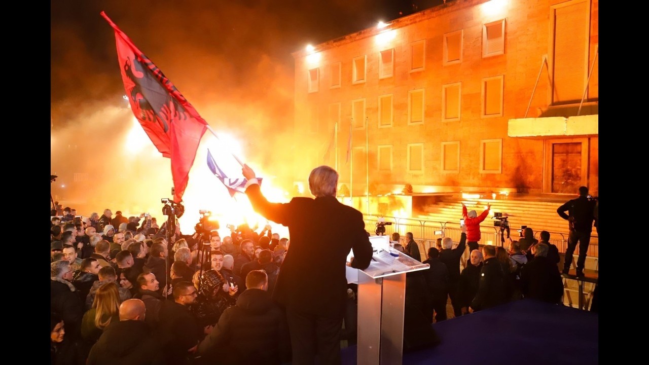 Skenari i ri i Sali Berishës, rrethon qeverinë, do që të rrëzojë Edi Ramën. Pse s'ka fjalime?