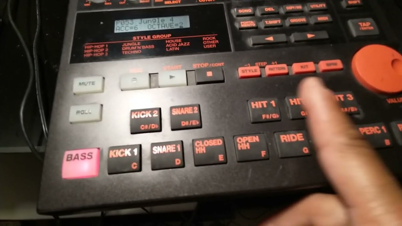 Boss DR-GROOVE 202-DRUM MACHINE FEATURES. like and subscribe.