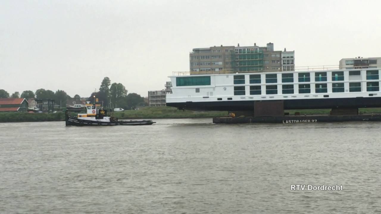 Van der Wees sleept half cruiseschip naar Dordrecht