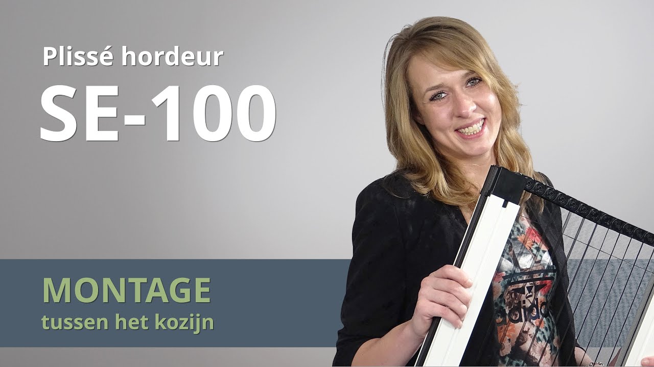 Montage pliss&eacute; hordeur tussen het kozijn