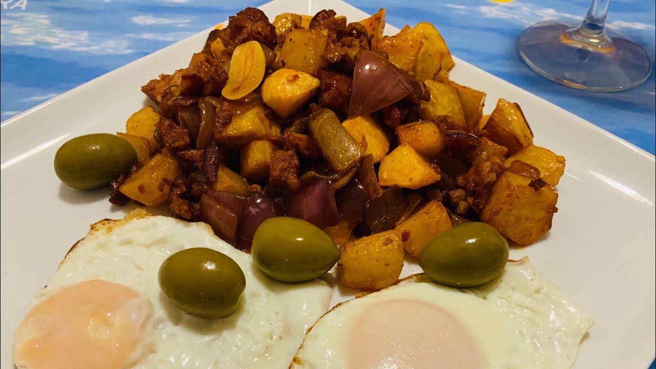 Batata Frita com Chouriço e Ovos Estrelados …receita prática simples e deliciosa
