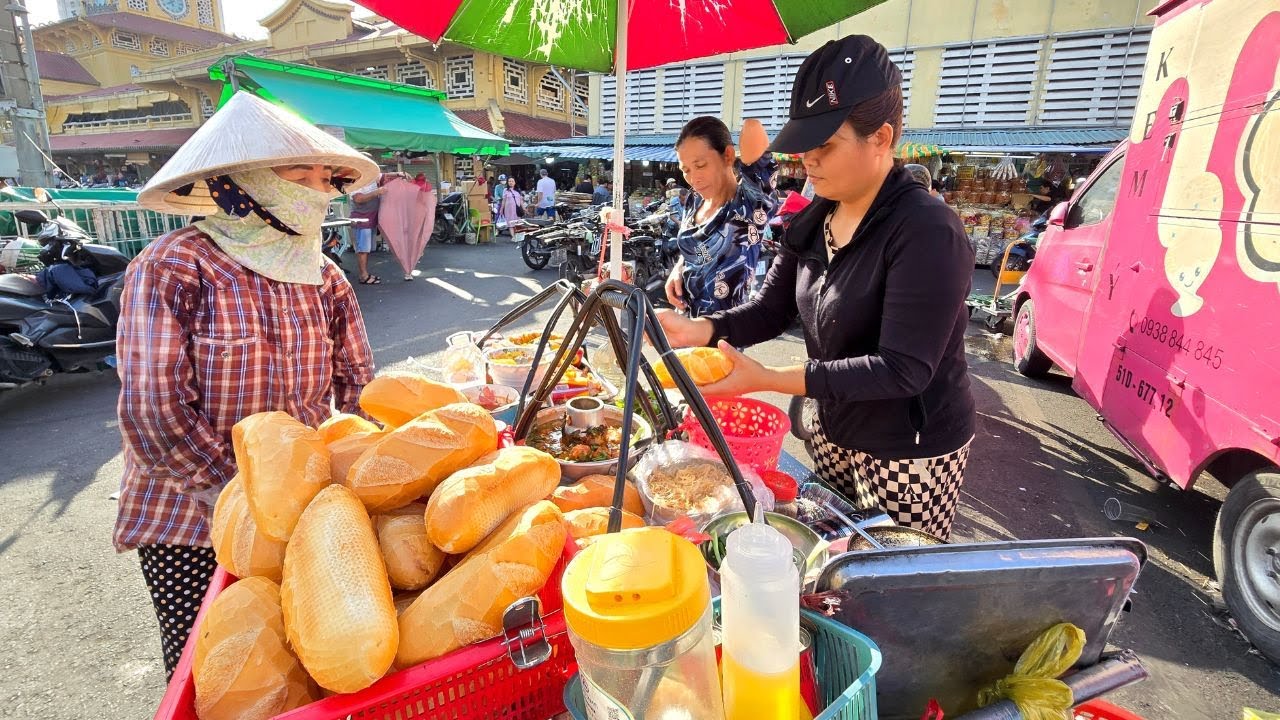 Xe bánh mì thịt khìa ở Sài Gòn đông khách nhờ chất lượng và giá lại rẻ bất ngờ