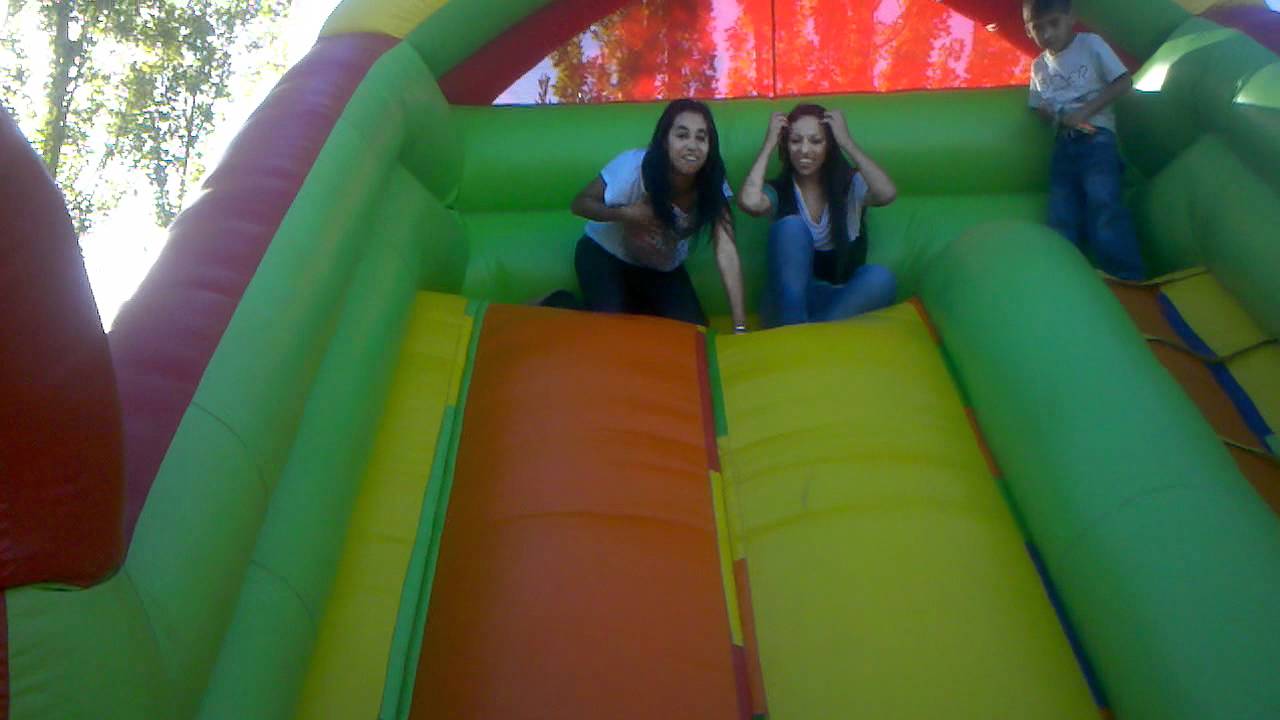 Castillo inflable con las chicas 2
