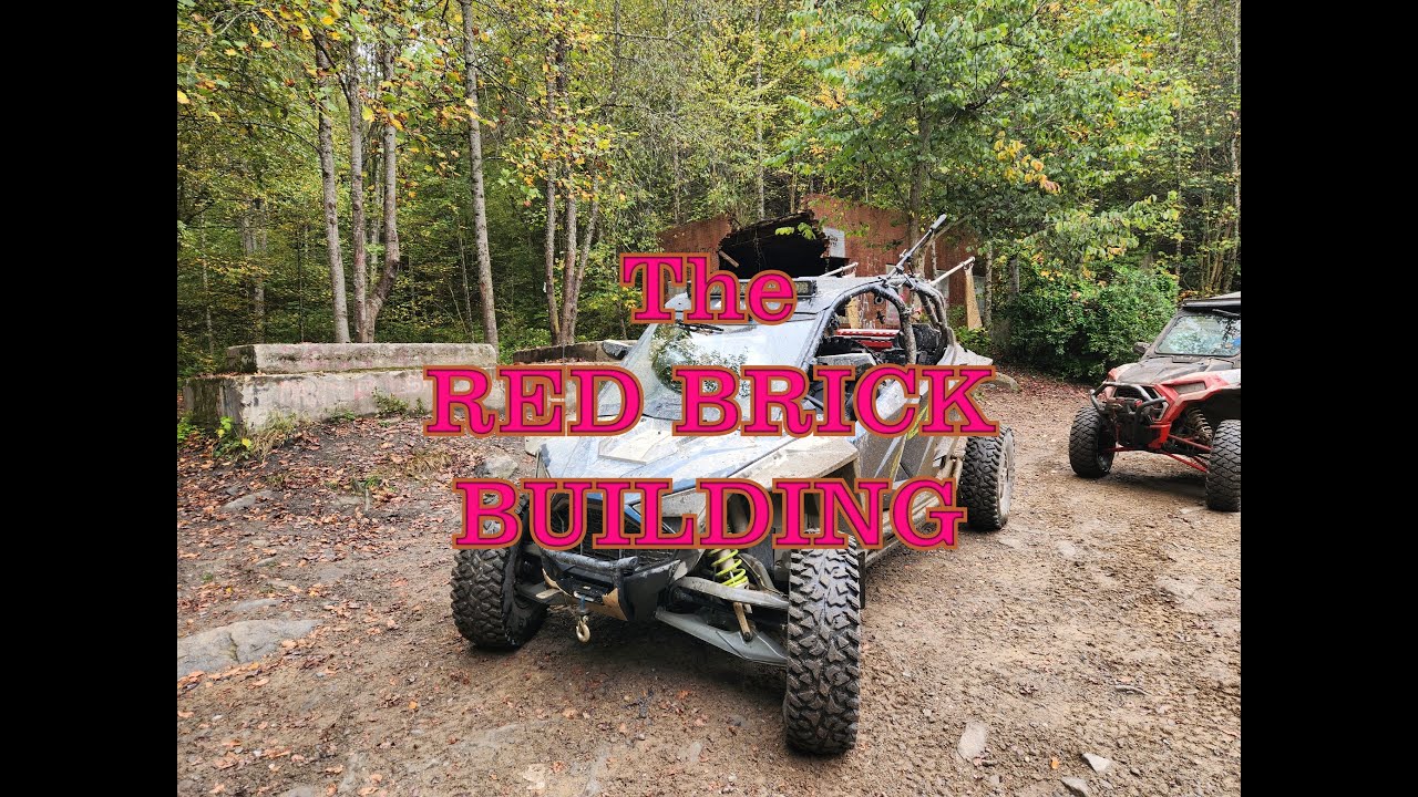 Здание из красного кирпича.