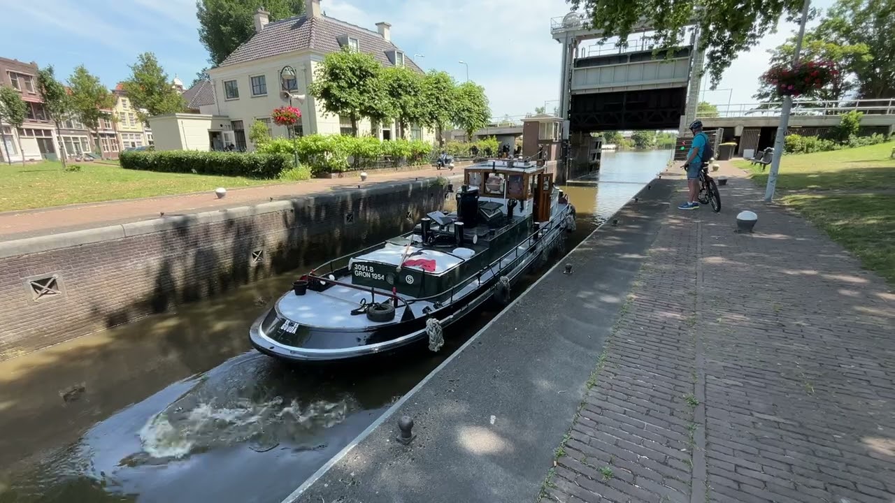 Sleepboot Dora in de historische Mallegatsluis in Gouda.