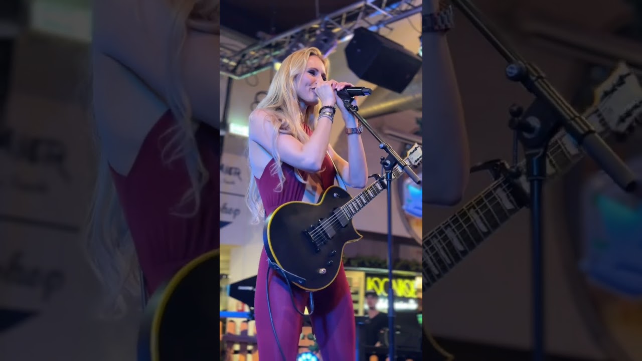#liveonstage #jenice #komet