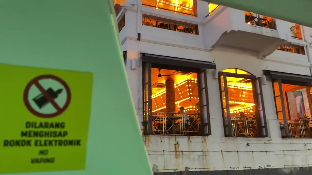 Cruising the Melaka River from dusk till night along the riverside cafes