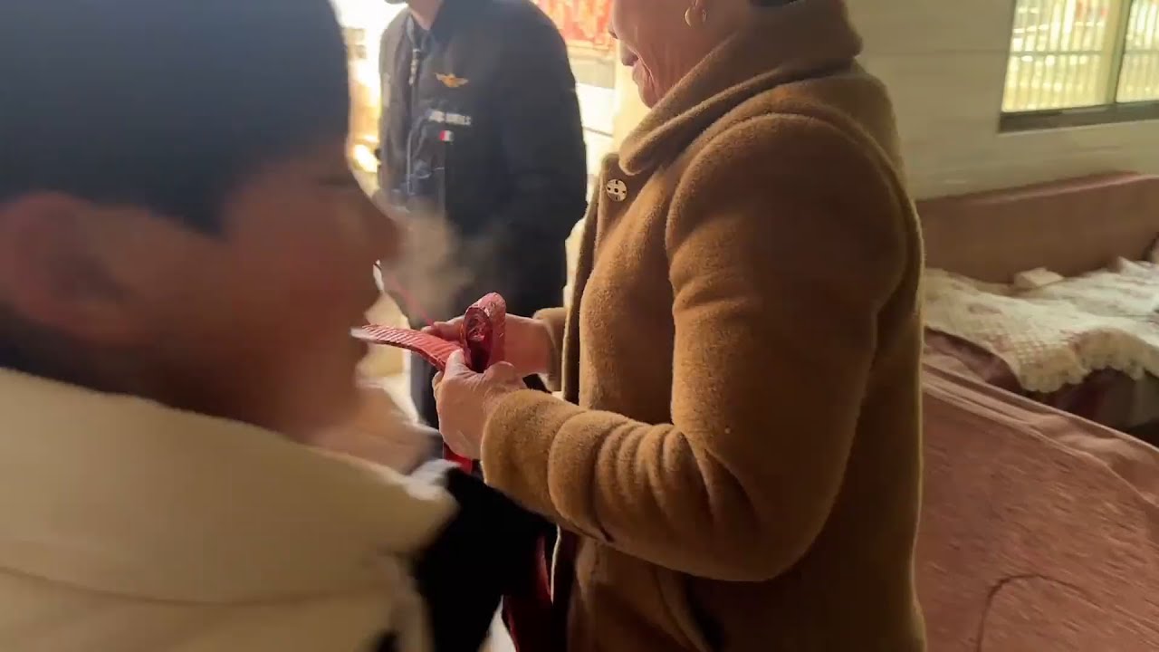 大年初一去姐姐家拜个年，一人收到一双鞋全家人开心的合不拢嘴！ #我的年味故事 #村里生活 #回村过年 #回乡过年
