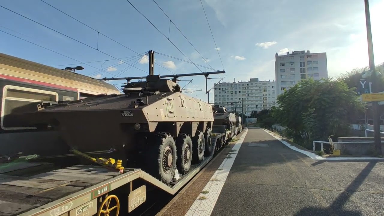 FRET militaire en gare de Clermont Ferrand bb 67400 um + wagons militaire.