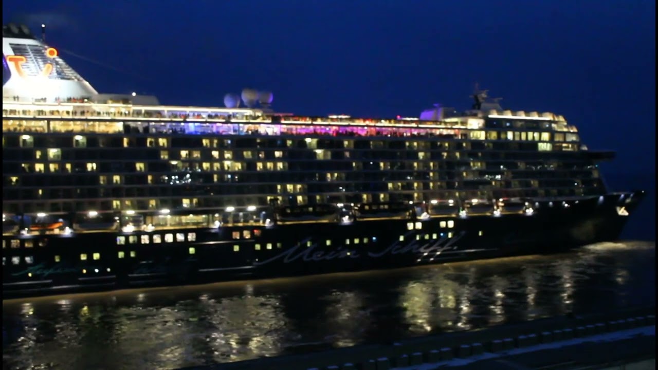Mein Schiff 3 verlässt Bremerhaven und nimmt Kurs auf Nordfjordeid (Norwegen)