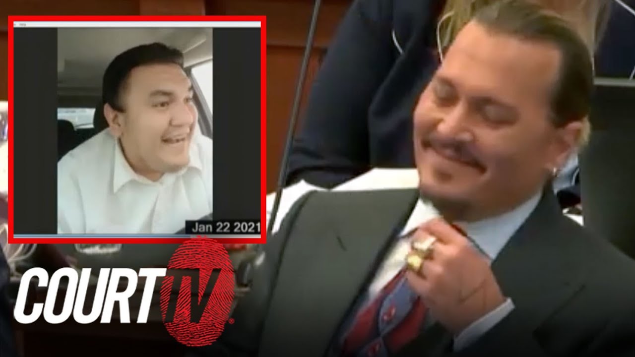 Джонни Депп смеётся во время дачи показаний администратором стойки регистрации