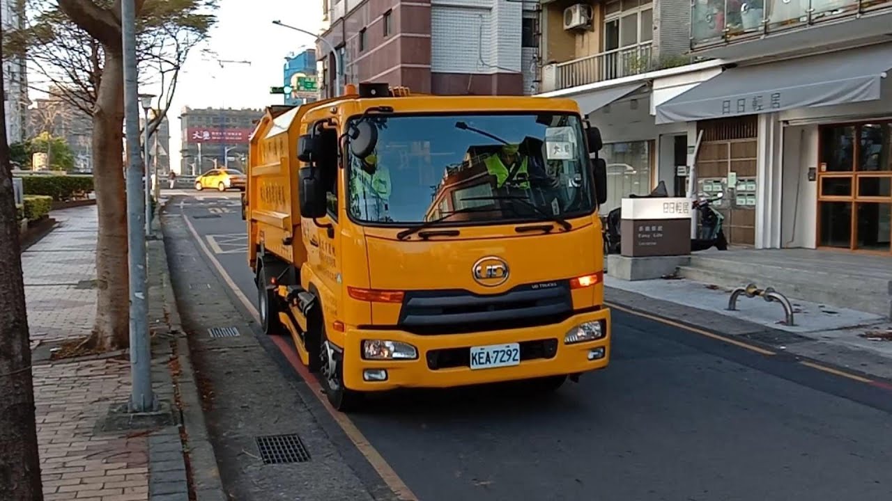 桃園區隊垃圾車KEA-7292，資收車KEK-3831