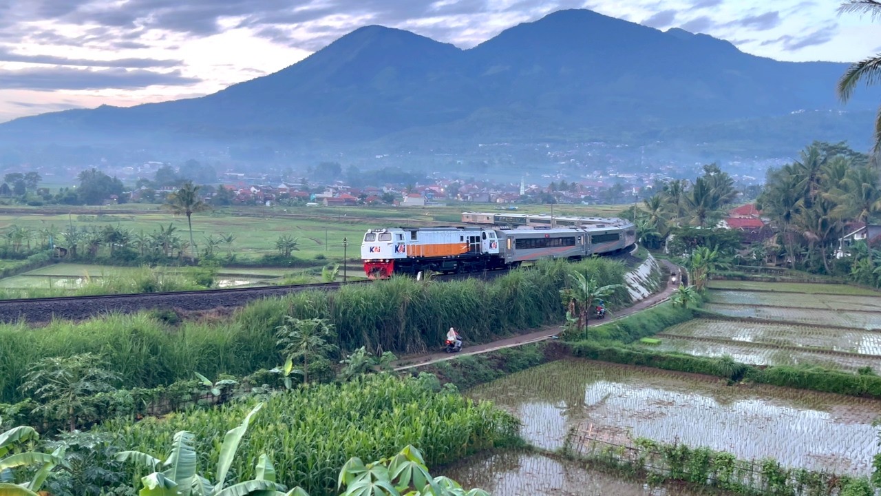 BEGITU INDAH !! LIUKAN KERETA API BAGAIKAN ULAR BESI DI TIBER KADUNGORA