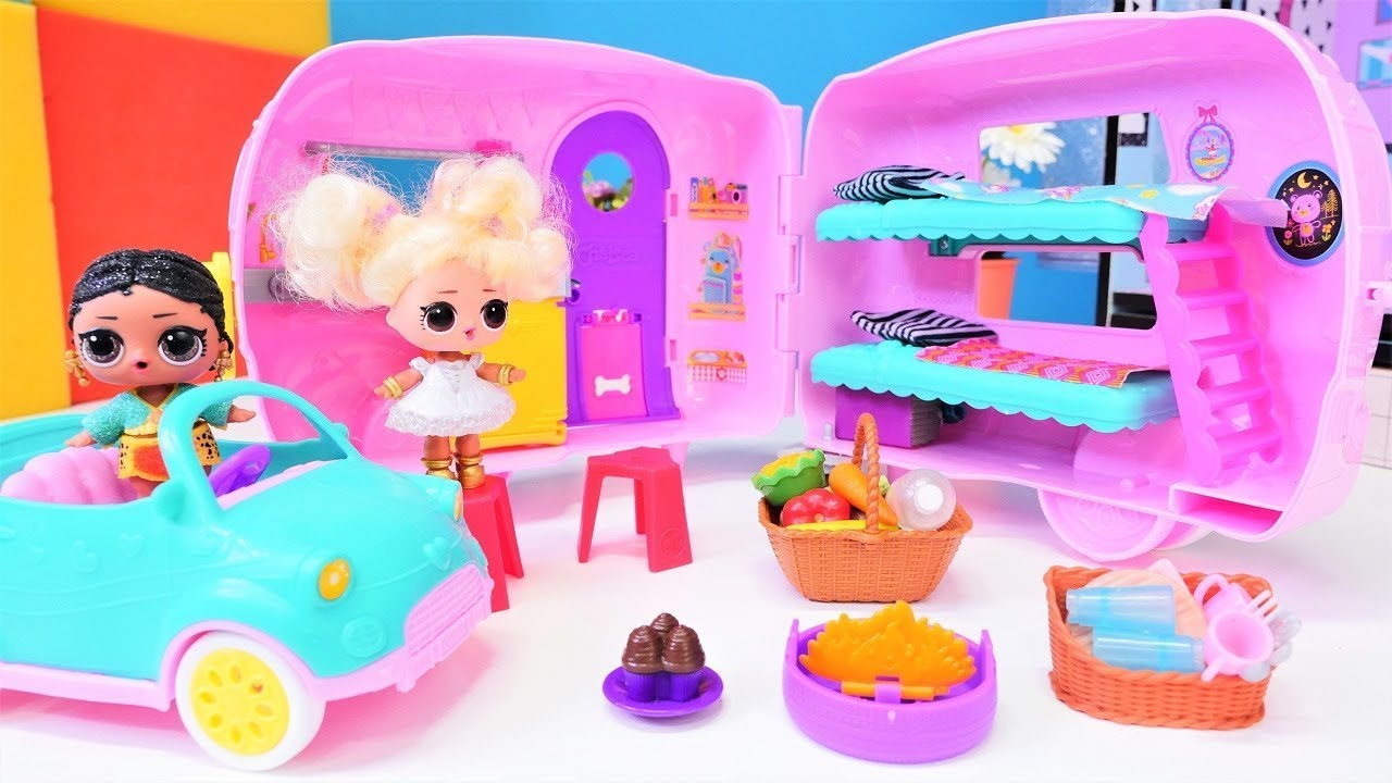 LOL bebekler karavan oyuncağı! Kampa gidelim ve parti için kıyafet seçelim! Kız oyunları.