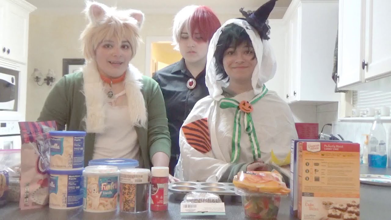 TodoBakuDeku Decorate Halloween Cupcakes