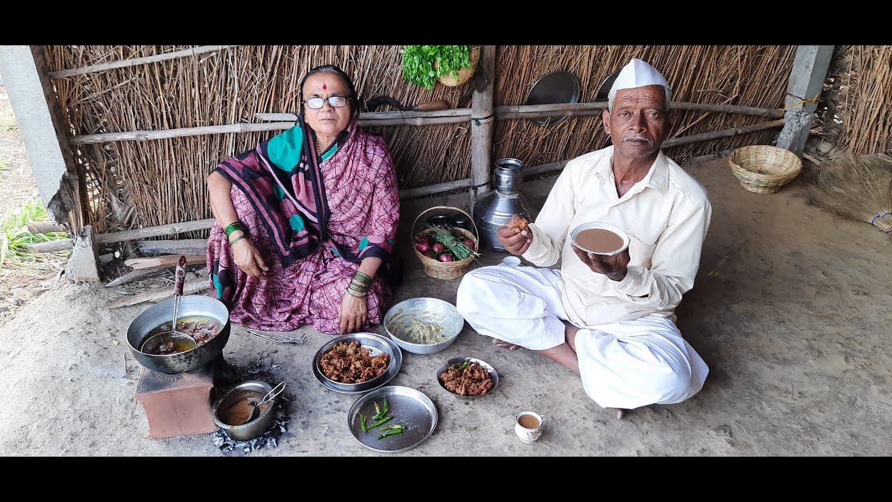 थंडित गरम गरम गुळाचा गवती चहा नी कुरकूरीत कांदा खेकडा भजीची चवच वेगळी लागत्या | Crispy Onion Pakoda