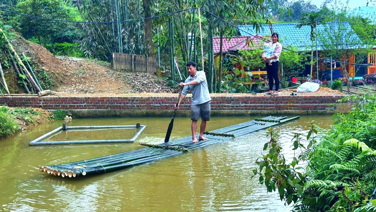 Along with talent and skillful hands: DAU personally built a beautiful raft out of bamboo.