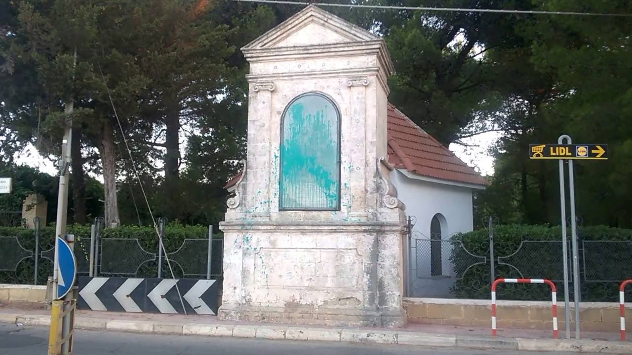 VIV@VOCE. Imbrattamento della vetrina protettiva della statua della Madonna di “Frascia Annibale”