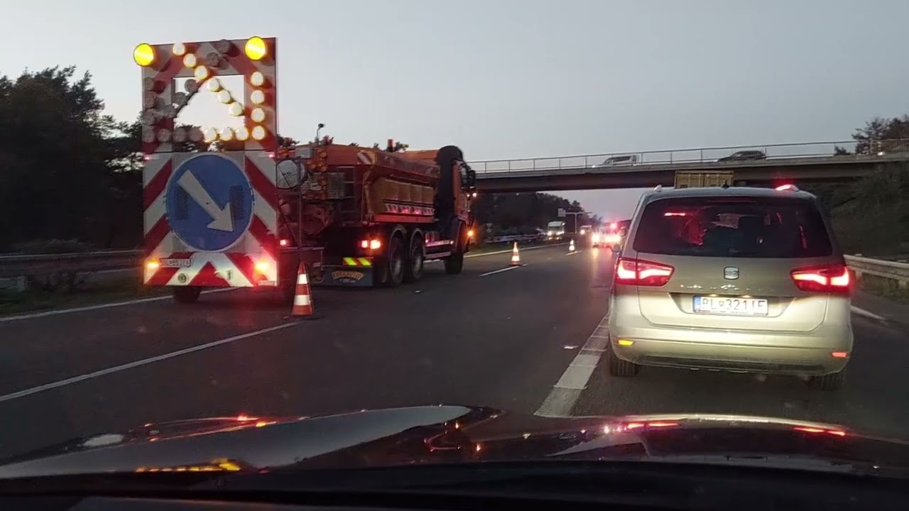 Nehoda na D2 a upchatá diaľnica na vyše dvoch hodín 17.10.2022