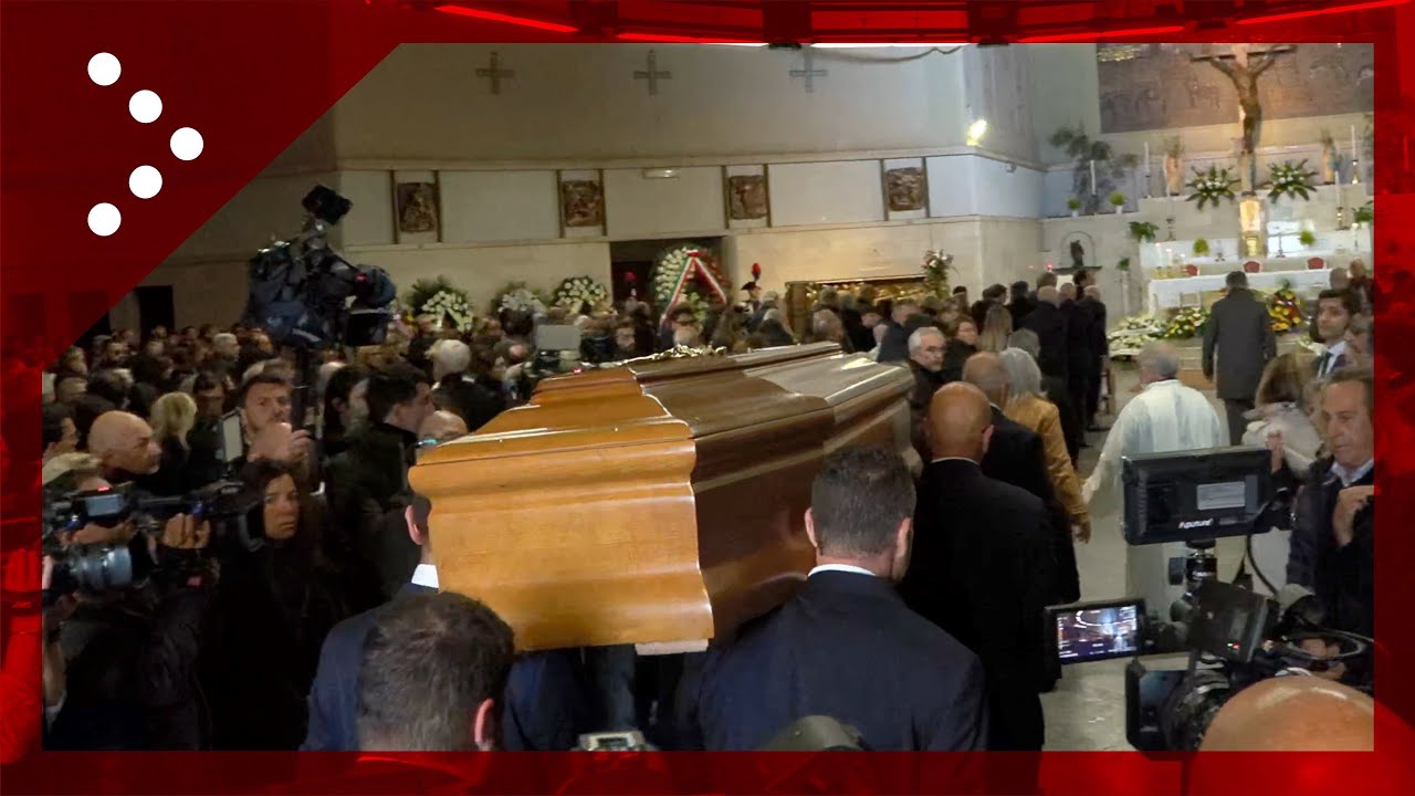 Roma, funerali di Alessandro Parini: l'ingresso del feretro nella Basilica dei Santi Pietro e Paolo