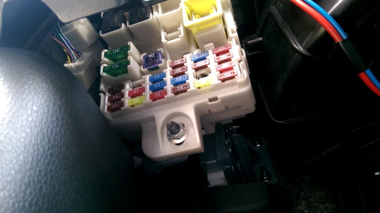 ตำแหน่งฟิวส์ช่องจุดบุหรี่ Mitsubishi Triton | Accessory Socket and Cigarette Lighter Fuse Location