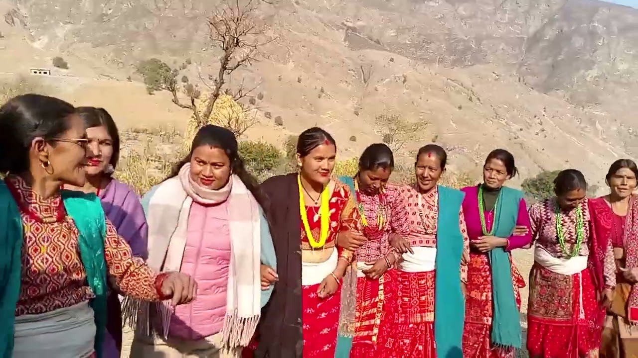 सुदुरपस्चिमको बाजुराजिल्ला बुढिनन्दा १ जंसालमा भएको माघीमेलामा देउडाखेलमा रमाउदै आमातथादिदीबहिनिहरु।