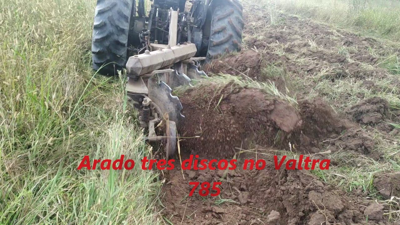 Arando terra com arado de três discos com o Valtra 785
