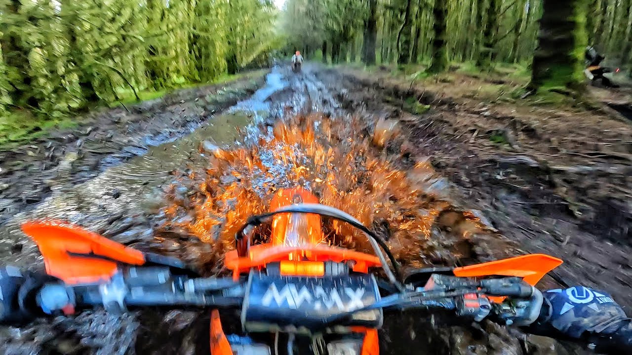 Езда по глубокой грязи на KTM 2023 года
