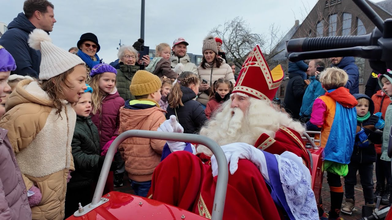 Sinterklaas in De Meern: Not a horse, but a motorcycle