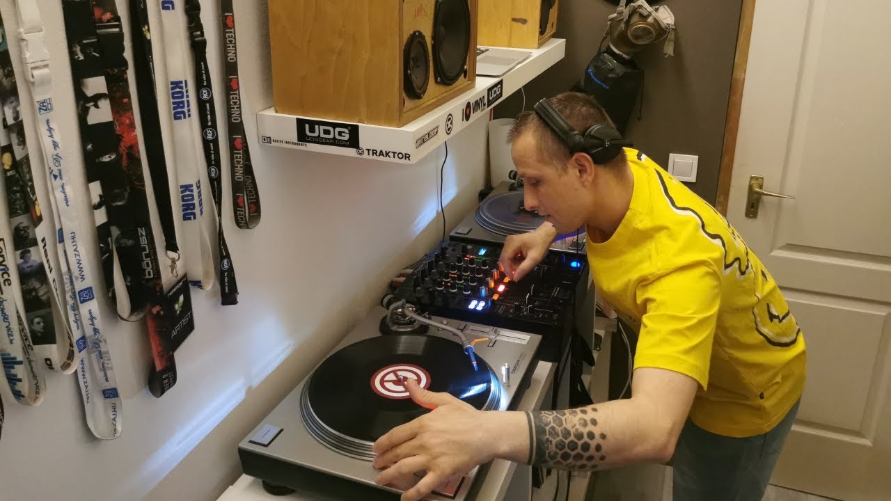 Techno Live mix with vinyl