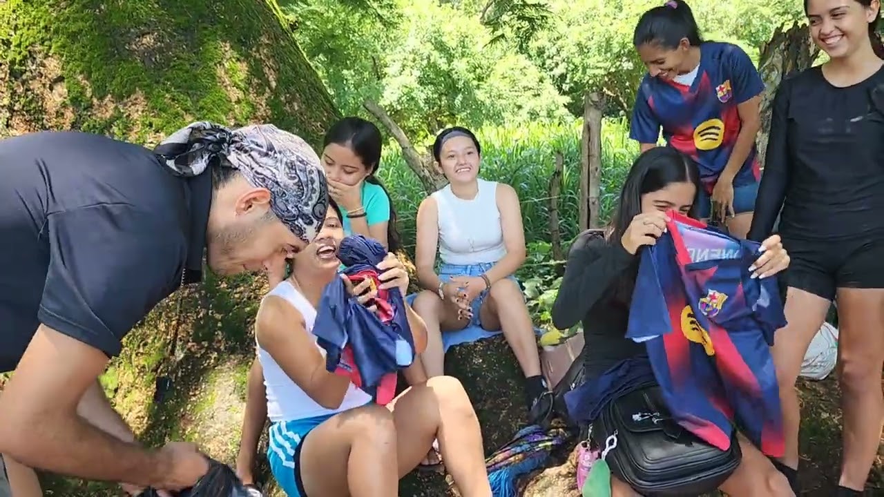 Así reaccionan las muchachas al recibir este bonito uniforme😍😱