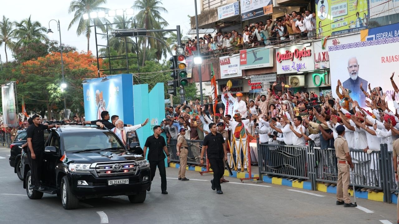A HIT in Daman! PM&rsquo;s roadshow witnesses massive crowd, visuals are a treat 🤩