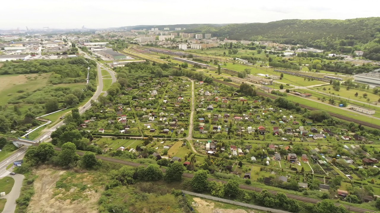 Rumia Janowo - Gdynia Cisowa widziana z drona. Ulica Dąbrowskiego w Rumi. Bocznica SKM Trójmiasto