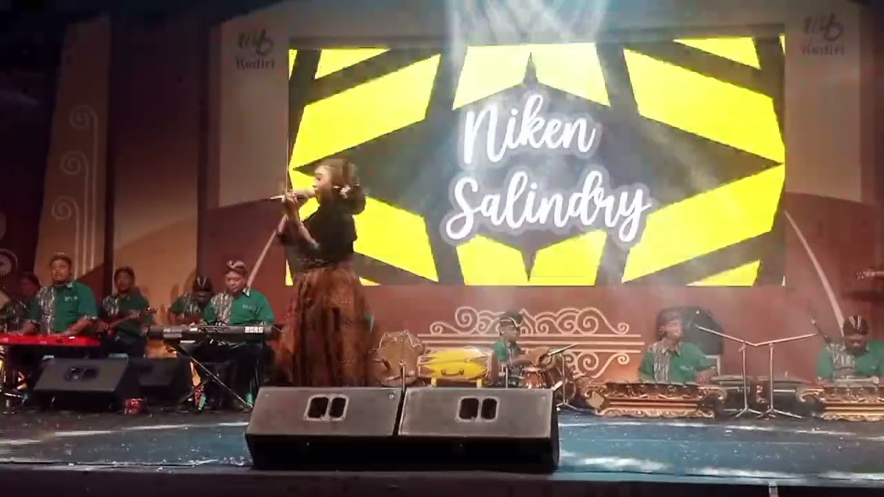 Bokong semok NIKEN SALINDRI #nikensalindri #nikensalindry #nikenakbar #campursari #kediri #fyp #