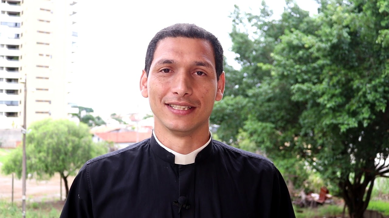 Padre Evandro faz convite para lançamento do 17º Plano