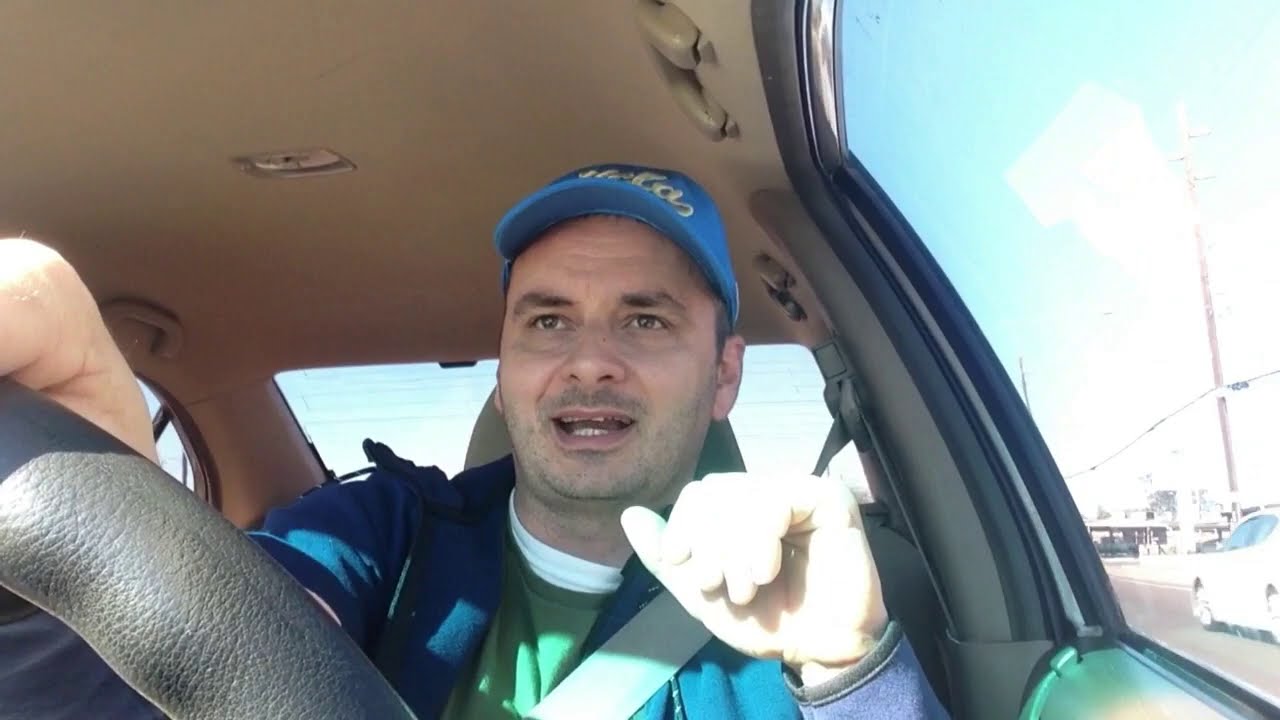 stara gara i crveni Mercedes
