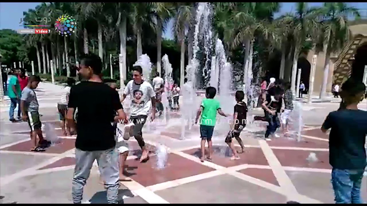 دوت مصر | أطفال يحولون نافورة حديقة الأزهر لحمام سباحة والأمن يحاول منعهم