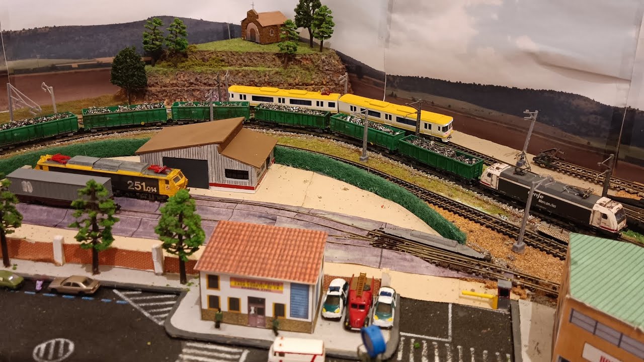 Circulaciones variadas en San León. Maqueta escala N. Ambiente ibérico