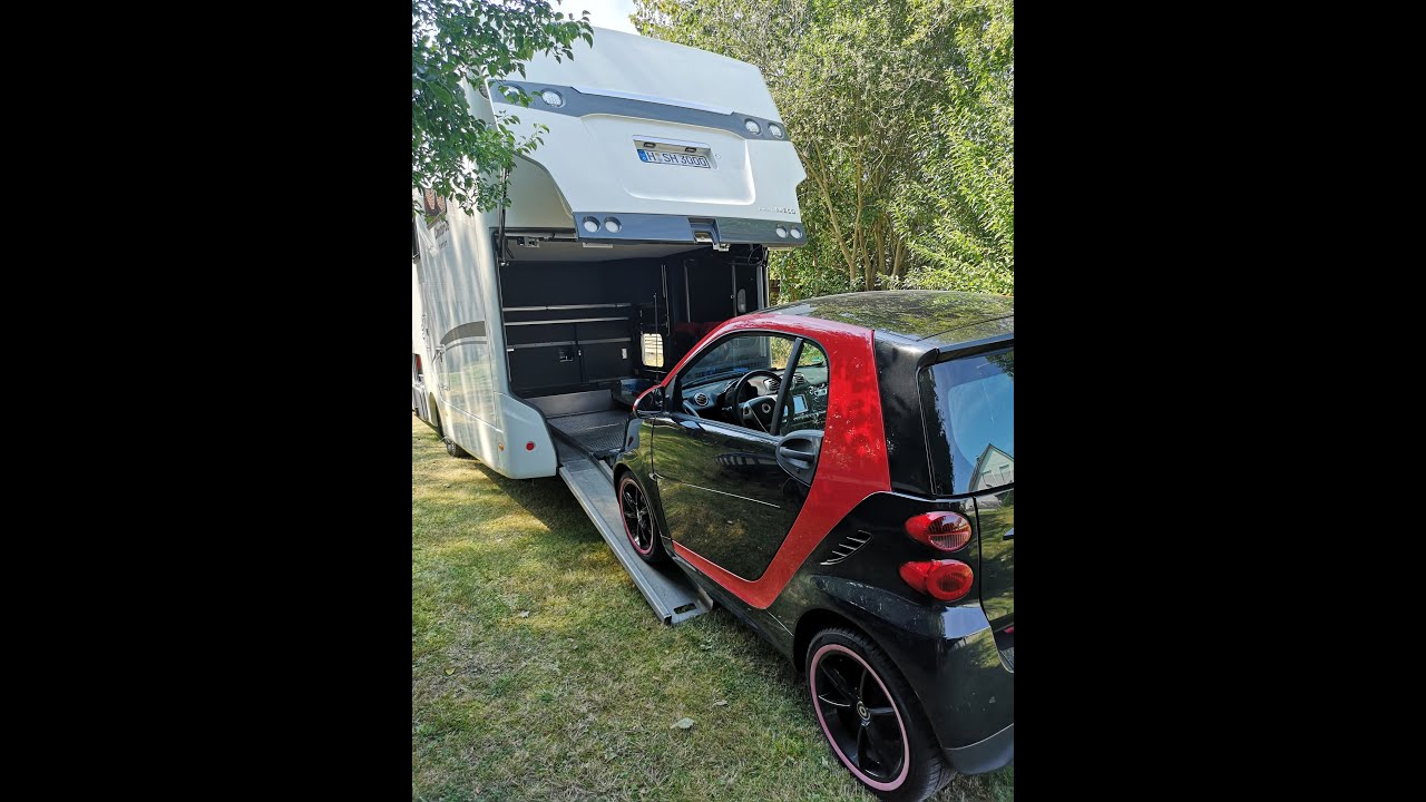 Unser Smart verschwindet in der Heckgarage des Concorde Charisma 920 G; Silvia + Bernd