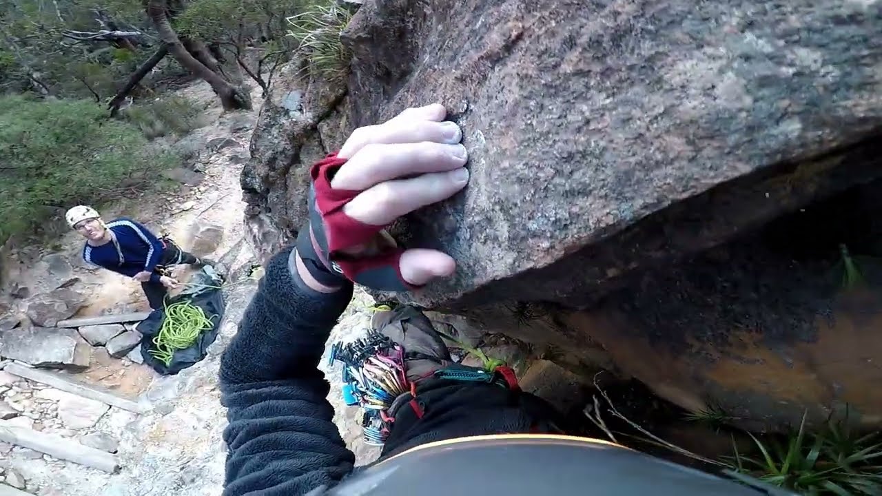 Trad climbing The Pharoah (15) at Mt Piddington, Blue Mountains