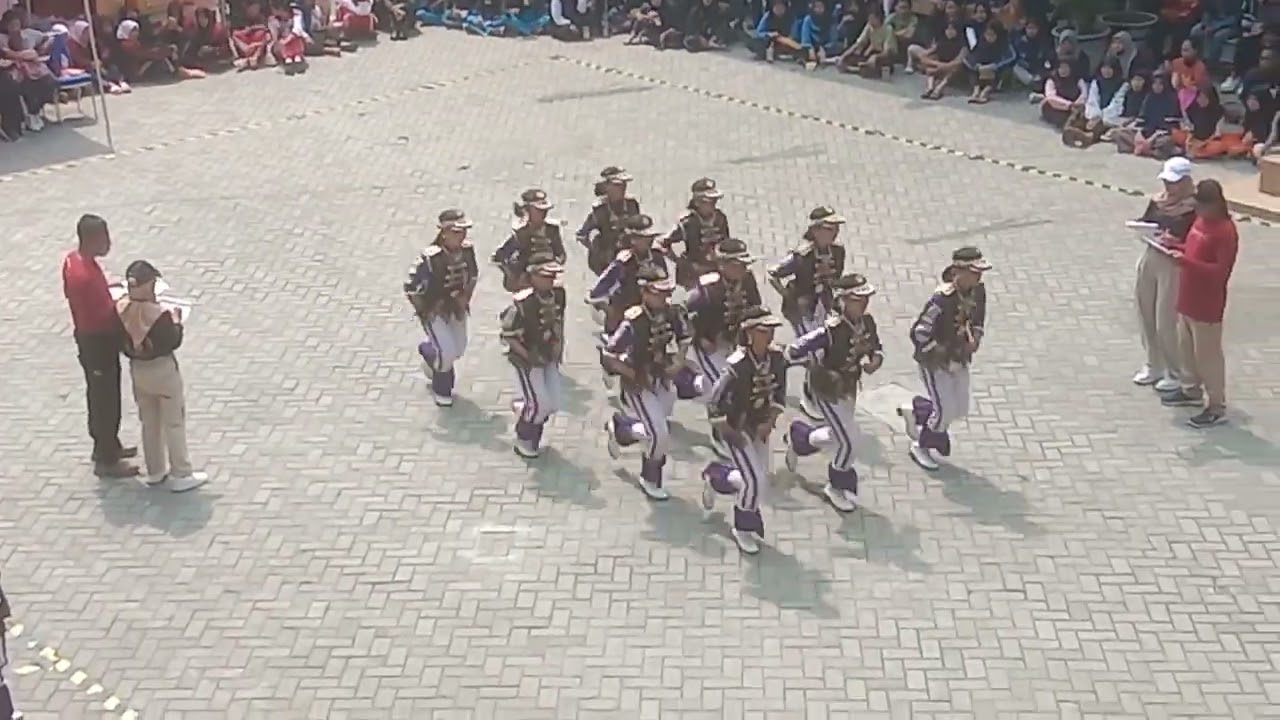 sang wanita perform lomba LKBB 