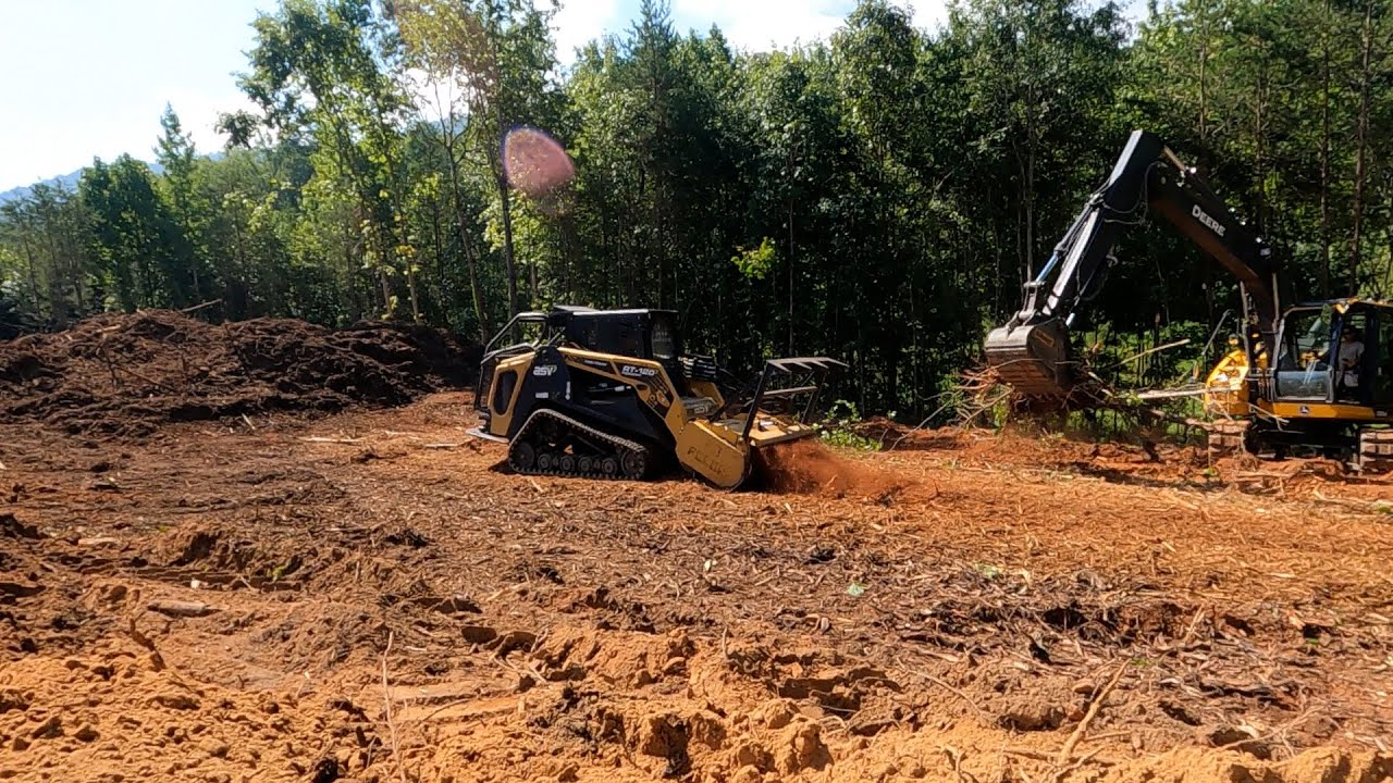 Выемка кустарника и деревьев с помощью экскаватора John Deere 135