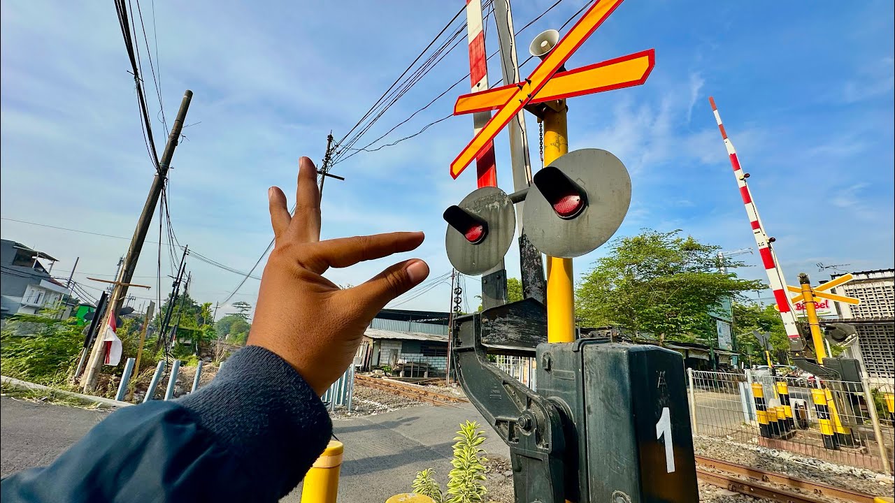 MUNGIL! Perlintasan Unik Kereta Api Buduran Sidoarjo, Jawa Timur